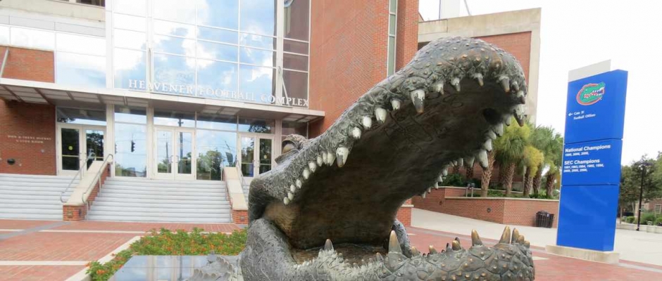 Louisiana linebacker does the Gator Chomp