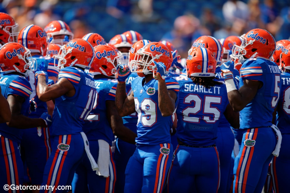 The-Florida-Gators-huddle-up-before-their-contest-against-the-Tennessee-Volunteers-Florida-Gators-football-1280x852-940-wplok.jpg