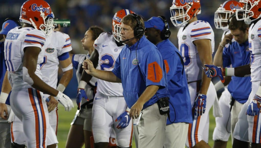 Florida Gators head coach Jim McElwain meets with his team during the Gators win over Kentucky- 1280x853