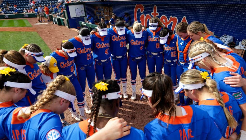 Florida Gators softball huddles before the game- 1280x852