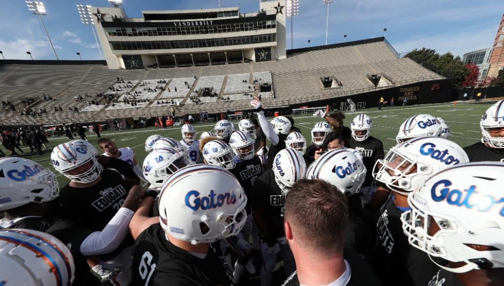 Florida Gators huddle before the Vandy game-1050x700