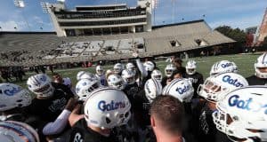 Florida Gators start slow but knocks off Vanderbilt Florida Gators huddle before the Vandy game-1050x700