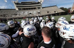 Florida Gators huddle before the Vandy game-1050x700