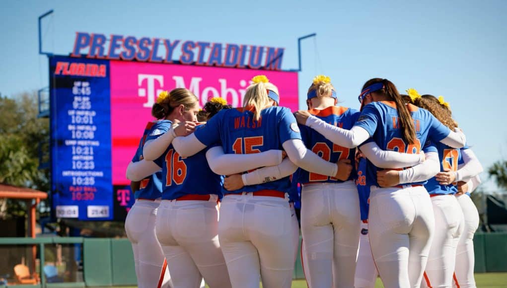 The 2023 Florida Gators softball huddles before taking on Bowling Green- 1280x853